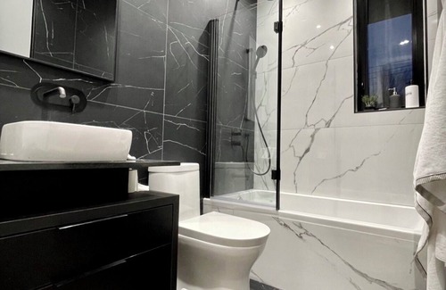 Villeray—Saint-Michel—Parc-Extension Apartamento | Amazing three bedroom two bathroom apartment and the heart of Villeray