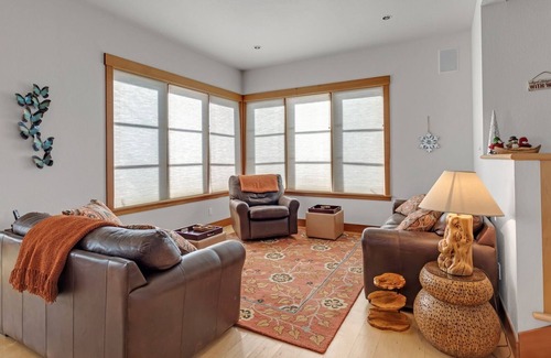 Bear Valley Casa | Amazing Three Story Cabin! Four Fireplaces, Private Hot Tub, Snowmobile Transportation Provided, Beautiful And Comfortable 4 Bedroom Home by Redawning