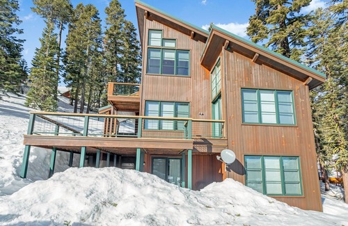 Bear Valley Casa | Amazing Three Story Cabin! Four Fireplaces, Private Hot Tub, Snowmobile Transportation Provided, Beautiful And Comfortable 4 Bedroom Home by Redawning