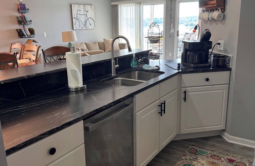 Lakeland Condominio | AMAZING TOP FLOOR LAKE VIEWS! UPDATED CONDO, 3 BR/2BA, GREAT LOCATION, 39' SLIP