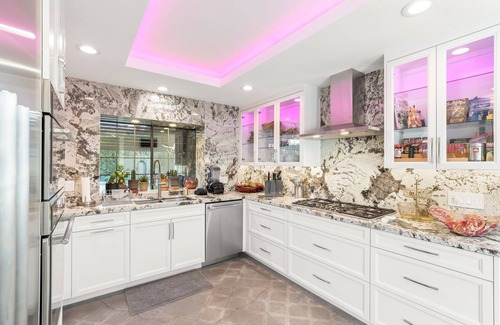 Araby Casa | Amazing- Ultra Luxe Estate, Resort like Pool, Firepit & More