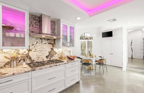 Araby Casa | Amazing- Ultra Luxe Estate, Resort like Pool, Firepit & More
