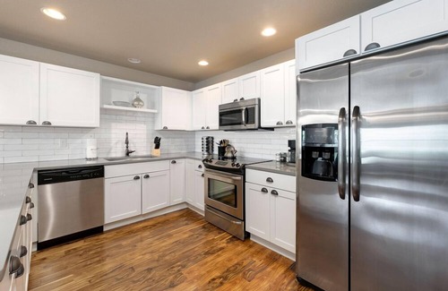 Old Town North Casa | Amazing Urban Townhome near Breweries & River!