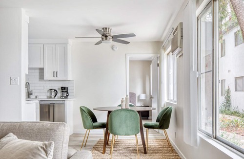 Valley Village Apartamento | Amazing Valley Village 2BR w/ Pool, BBQ, near Ventura Blvd, by Blueground