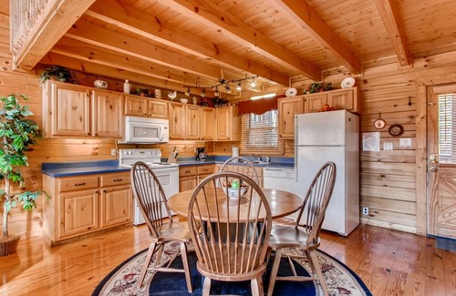Gatlinburg - Pigeon Forge Cabina | ¡Increíble vista! Gran local-Un pequeño romance -Htub / Pooltbl / Jacuzzibl / Jczi