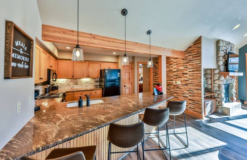 Old Town Condominio | AMAZING VIEWS and PRIVATE Hot Tub! Walk to Winter Park Resort!