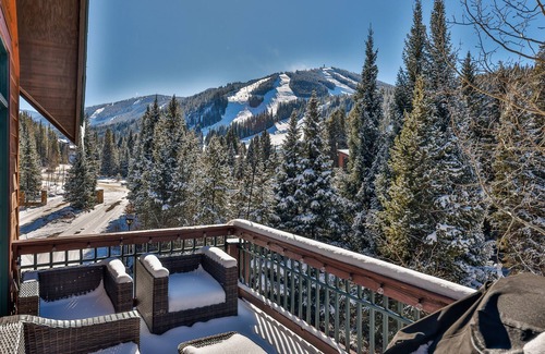 Old Town Condominio | AMAZING VIEWS and PRIVATE Hot Tub! Walk to Winter Park Resort!