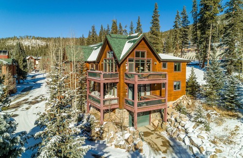Old Town Condominio | AMAZING VIEWS and PRIVATE Hot Tub! Walk to Winter Park Resort!