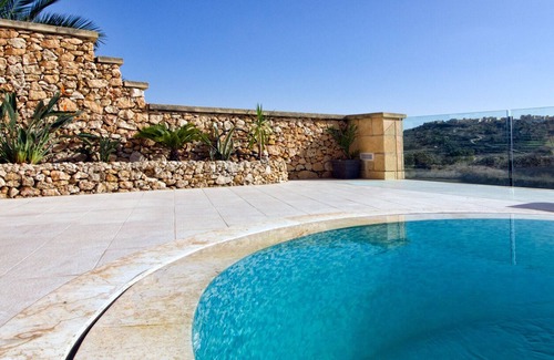 Ta' Għammar Villa | Vistas asombrosas, privacidad completa, lujo y confort, que incluyen área de piscina y terraza
