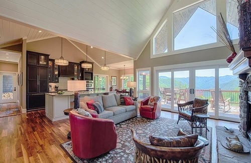 Cataloochee Ranch Casa | Amazing VIEWS! Hot Tub, WIFI, Fire Pit, 12' Shuffleboard table! Chef's kitchen.
