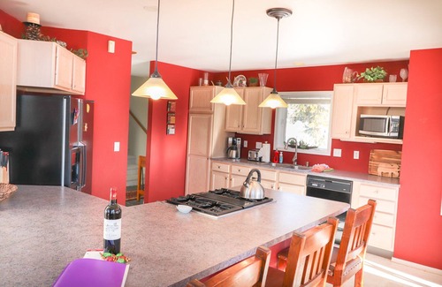 Baldy Mountain Casa | Amazing Views. Large Deck. 75" TV. Trampoline.