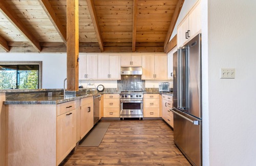 Arnold Casa | AMAZING VIEWS- MODERN HOME- SH #14 by Bear Valley Vacation Rentals