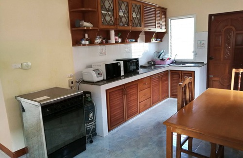 Rawai Villa | Increíble villa, 3 dormitorios, 2 baños, 120 metros cuadrados luminosos, aparcamiento en el jardín, playa de 5 minutos