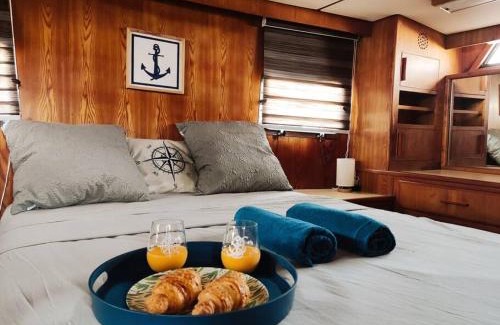 Amador Alquiler De Eote | Amazing Vintage Yacht in the best area of Panama!