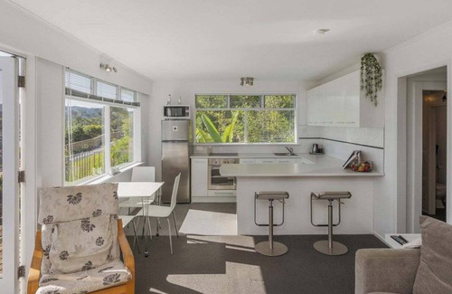 Tairua Cabaña | Amazing Water Views from the Harbour Masters Cottage! 2 mins walk to the beach