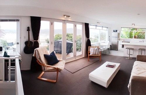 Tairua Cabaña | Amazing Water Views from the Harbour Masters Cottage! 2 mins walk to the beach
