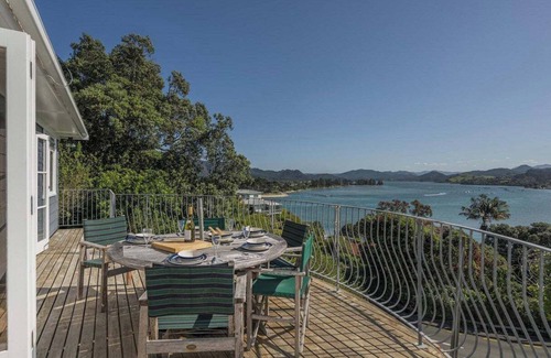 Tairua Cabaña | Amazing Water Views from the Harbour Masters Cottage! 2 mins walk to the beach