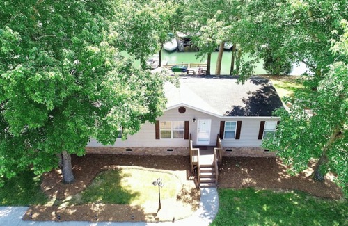 Lake Norman of Catawba Casa | Amazingly Affordable Lakefront Home 4BR/2BA w/Fire Pit & Kayaks on Lake Norman