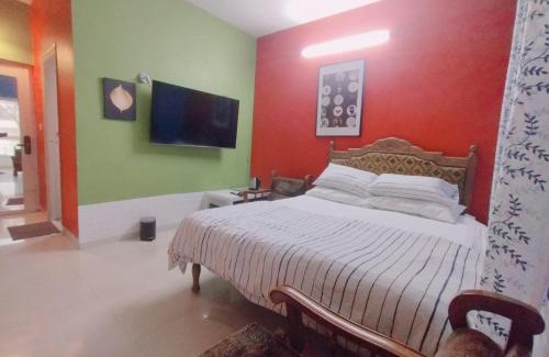 Bengaluru Casa | Amazistay offers Luxury room with private bathroom, balcony & 55 inch TV & shared Jacuzzi paid access, Book Lover, near Ramaiah College Hospital
