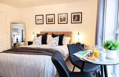 Stoke-on-Trent Casa | Ambassador House by Truestays - Luxury 4 Bedroom House in Stoke-on-Trent