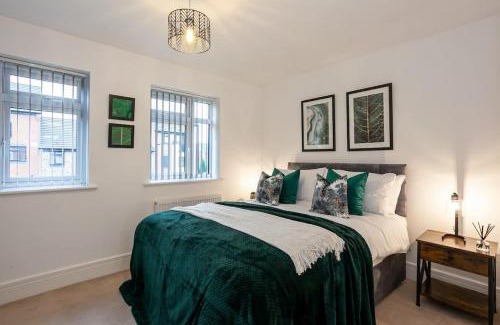 Stoke-on-Trent Casa | Ambassador House by Truestays - Luxury 4 Bedroom House in Stoke-on-Trent