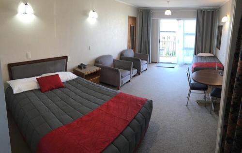 New Plymouth Hotel | Amber Court Motel