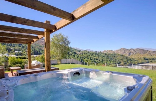 Arthur's Point Casa | Amber Retreat | Hot Tub + River Views
