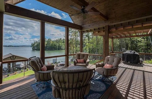Jacksons' Gap Casa | Amber Skies: Tranquil Lakefront Escape. Perfect for Families and Events!