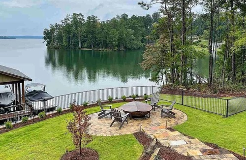 Jacksons' Gap Casa | Amber Skies: Tranquil Lakefront Escape. Perfect for Families and Events!