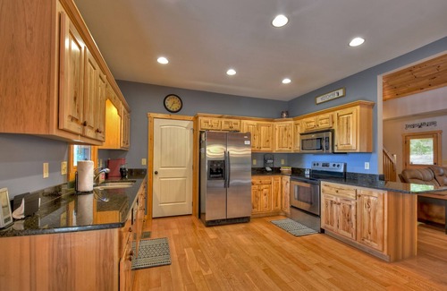 Talking Rock Cabina | Amber Sunsets dazzles with panoramic views, hot tub luxury, a custom firepit, screened porch, pool table, and pet-friendly hospitality!