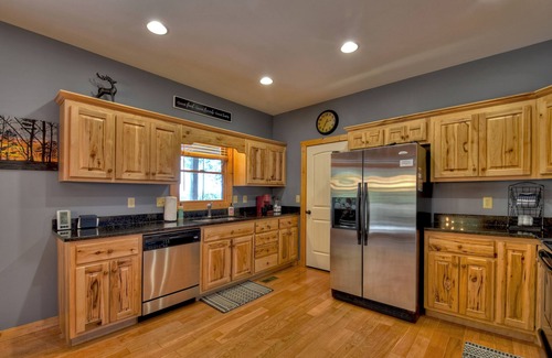 Talking Rock Cabina | Amber Sunsets dazzles with panoramic views, hot tub luxury, a custom firepit, screened porch, pool table, and pet-friendly hospitality!