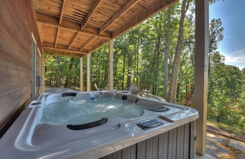 Talking Rock Cabina | Amber Sunsets dazzles with panoramic views, hot tub luxury, a custom firepit, screened porch, pool table, and pet-friendly hospitality!