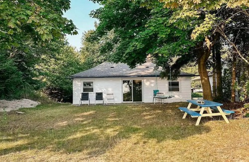 Ashfield-Colborne-Wawanosh Cabaña | Amberley Beach lakefront cottage