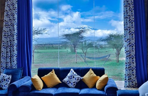 Oloitoktok Otro | Amboseli Glass house