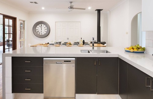 Lovedale Casa | Amelia-Rose Estate: Lovedale 6-bdr retreat with pool & fireplace—Memories await!