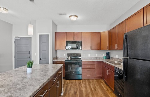 West Des Moines Apartamento | Top Floor | Private Garage | Tanning, Gym & More!