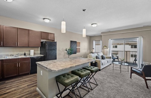 West Des Moines Apartamento | Top Floor | Private Garage | Tanning, Gym & More!
