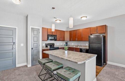 West Des Moines Apartamento | Top Floor | Private Garage | Tanning, Gym & More!