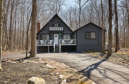Thornhurst Chalet De Esquí | Amenity Filled Private Getaway on a cul-de-sac w/ AC, King Bed, Fire Pit & Games