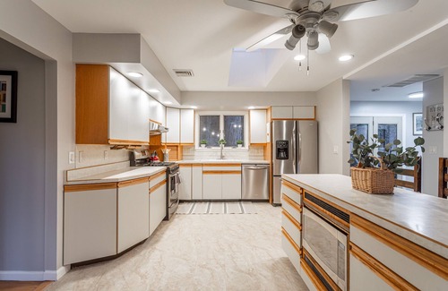Cairo Cabina | Amenity-Rich Fun Cabin~HotTub*GameRm*20-min to Ski