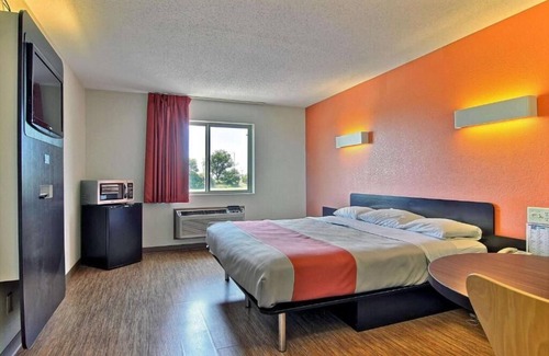 Gilman Hotel | Motel 6 Gilman, IL