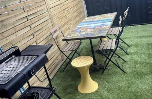 Bouillargues Apartamento | America apartment with pool and dining area