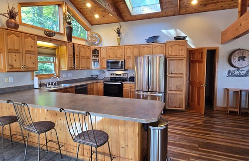 Mountainside Casa | American Dream- 5 bedroom dog-friendly with hot tub, pool table and more!