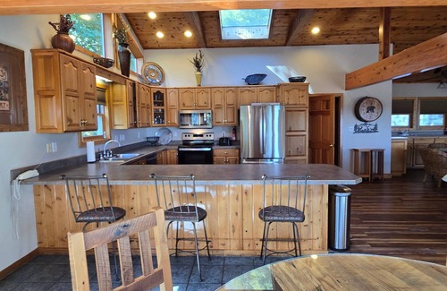 Mountainside Casa | American Dream- 5 bedroom dog-friendly with hot tub, pool table and more!