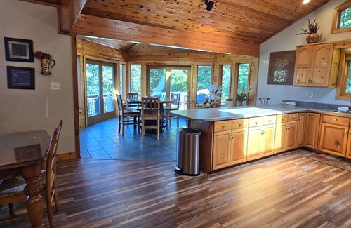 Mountainside Casa | American Dream- 5 bedroom dog-friendly with hot tub, pool table and more!