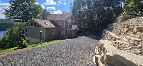 Mountainside Casa | American Dream- 5 bedroom dog-friendly with hot tub, pool table and more!