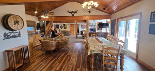 Mountainside Casa | American Dream- 5 bedroom dog-friendly with hot tub, pool table and more!