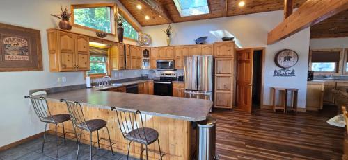Mountainside Casa | American Dream- 5 bedroom dog-friendly with hot tub, pool table and more!