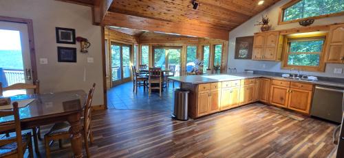 Mountainside Casa | American Dream- 5 bedroom dog-friendly with hot tub, pool table and more!