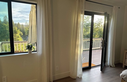 Lotus Casa | American River Front Home, remodeled 2 bd home with bonus room
